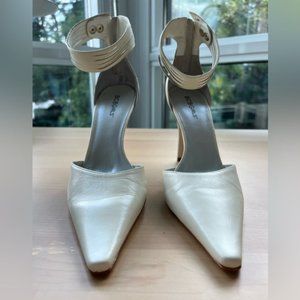 Gorgeous cream colored BCBG girl heels size 7.5